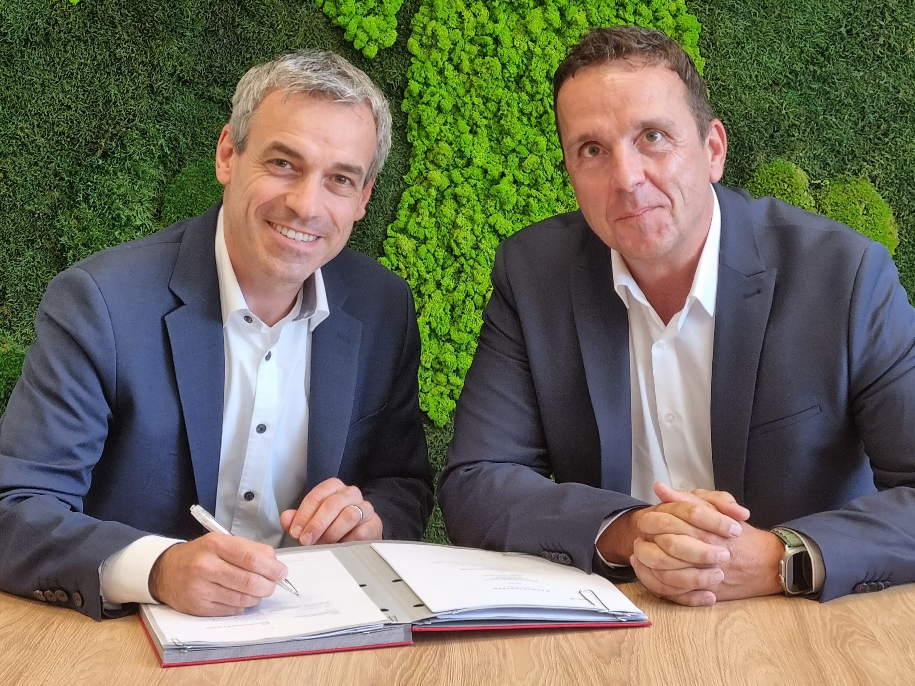 Karim Zarini (SBN) und Renato Salvatore (Sodexo) bei der Vertragsunterzeichnung Die Delegation von Service-Bund National und Sodexo kamen zum Abschluss des Partnervertrags zusammen