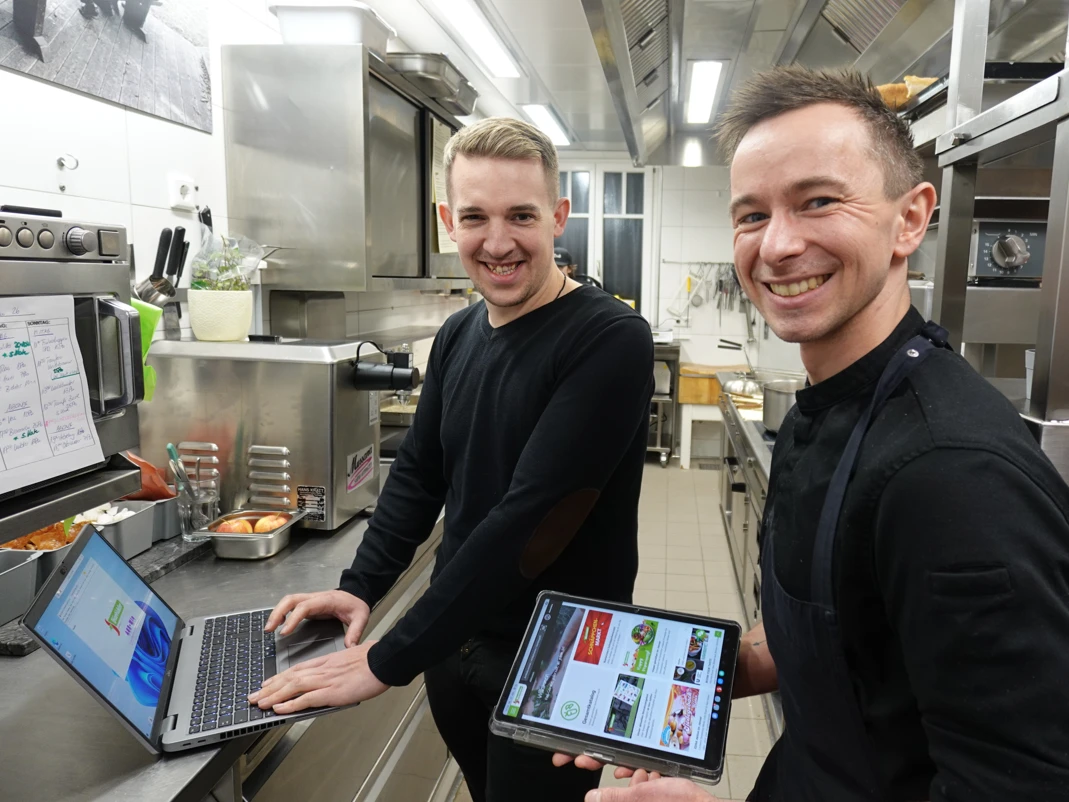 Abseits des Großstadttrubels liegt der Wirt von Dred – mitten im Landkreis Rosenheim. Und doch ist das Wirtshaus ein fester Anlaufpunkt für Gäste aus der ganzen Region. Verantwortlich dafür ist Lukas Weichselbaumer: Küchenchef, Gastgeber und Bindeglied zwischen Tradition und moderner Wirtshausküche. Abseits des Großstadttrubels liegt der Wirt von Dred – mitten im Landkreis Rosenheim. Und doch ist das Wirtshaus ein fester Anlaufpunkt für Gäste aus der ganzen Region. Verantwortlich dafür ist Lukas Weichselbaumer: Küchenchef, Gastgeber und Bindeglied zwischen Tradition und moderner Wirtshausküche.