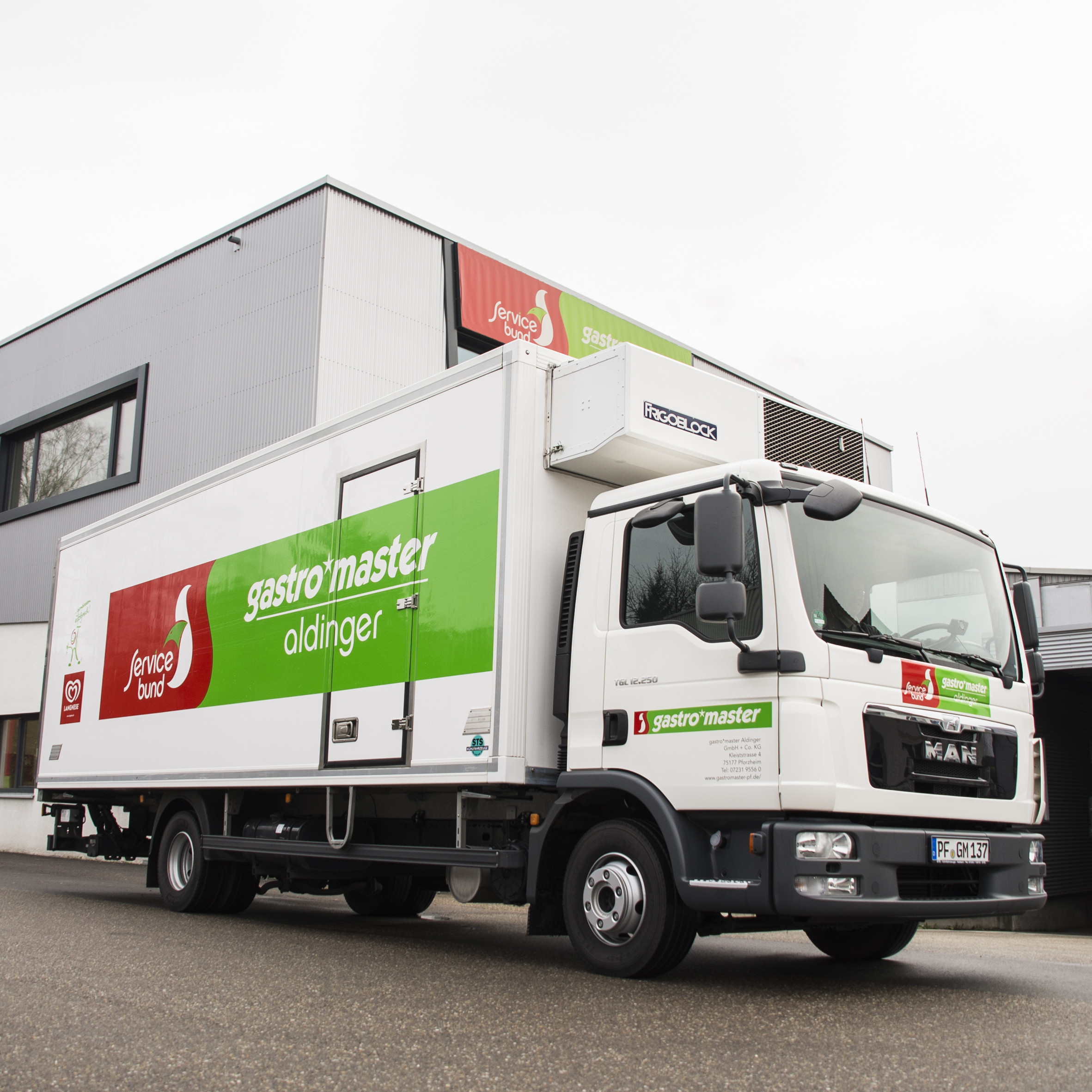 Firmengebäude mit LKW davor 